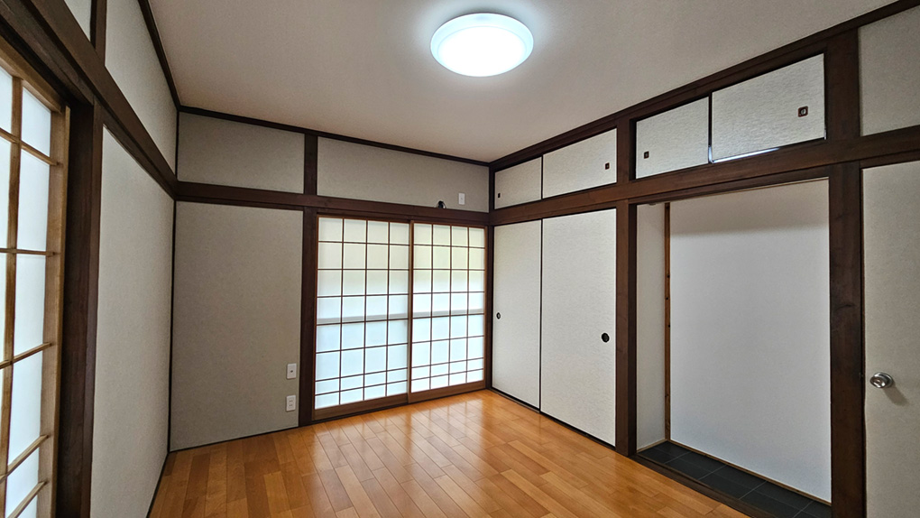 押入収納を備え、季節物や寝具もゆったり収められます。