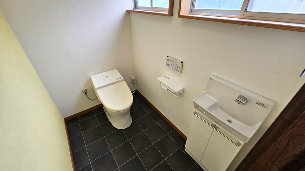 手洗い付きトイレで、来客時も清潔に使いやすい空間です。