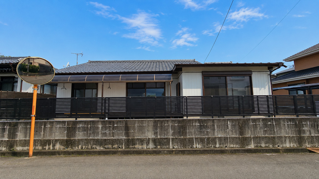フェンスが視線を和らげ、道路沿いでも暮らしやすい印象です。