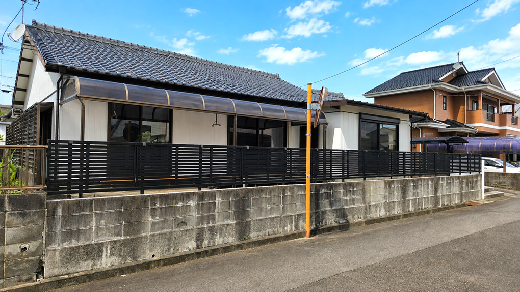 瓦屋根の落ち着いた外観が、住宅地になじむ安心感を与えます。
