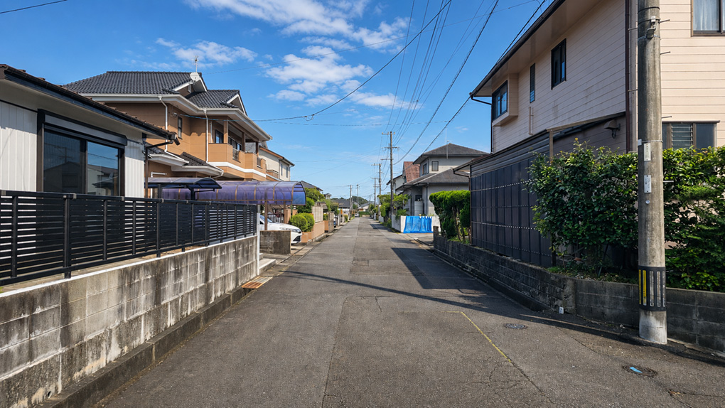 前面道路はゆとりがあり、車の出入りや日常移動もしやすい環境です。