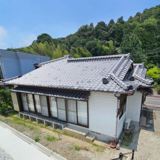 二間続きの和室を中心に、水回りやガレージへつながる1階の間取りです。