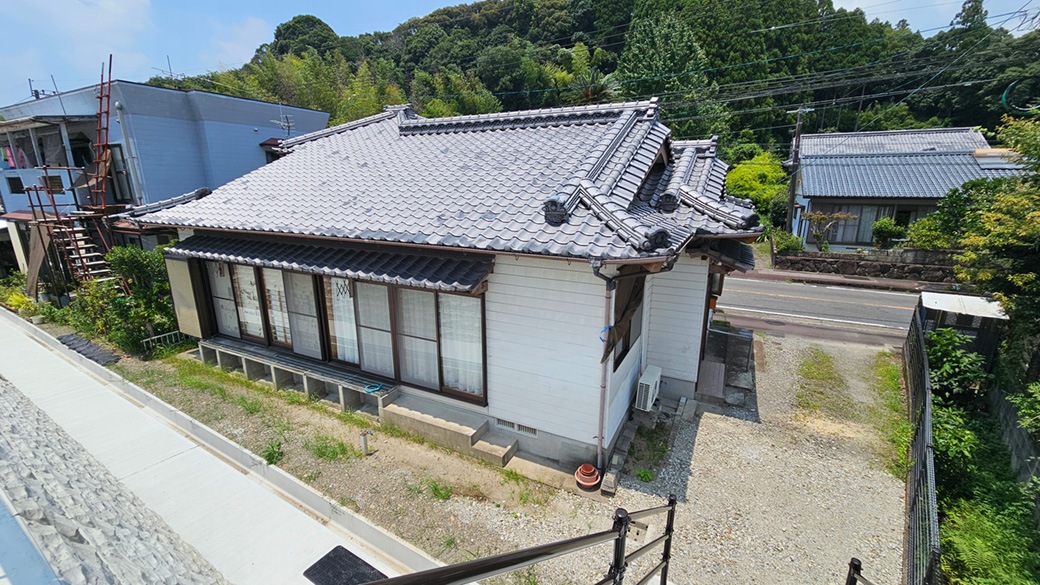 和瓦の落ち着いた外観。中2階とガレージを内包した個性的な住まいです。