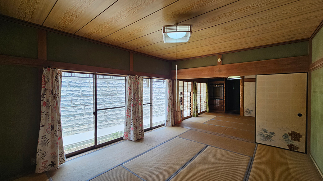 襖を開けば二間がひと続きに。家族が集まる日にもゆったり使える和室です。