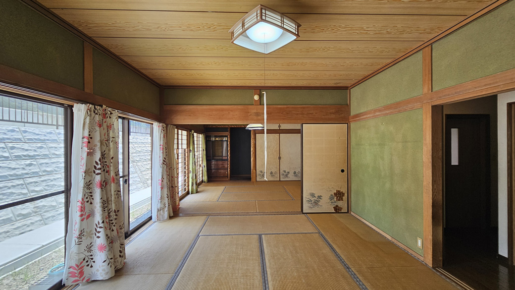 窓が連なる和室は、家具の置き方次第で居間と寝室を柔軟に使い分けられます。