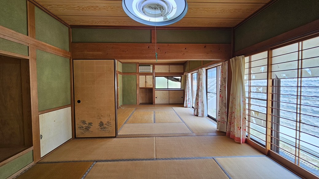 二間を通して見ると奥行きがよく分かり、暮らし方をイメージしやすい空間です。
