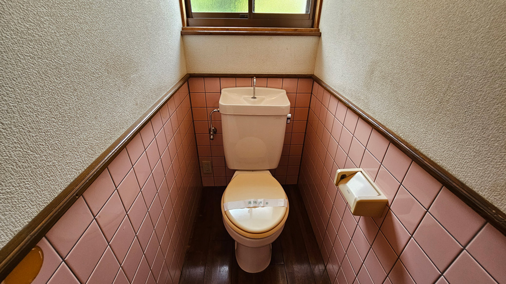 独立した窓付きトイレ。既存の配置を生かしながら内装や設備を整えられます。