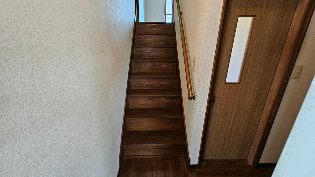 ホールから中2階へ続く階段。上った先に、自分だけの時間をつくれる一室があります。