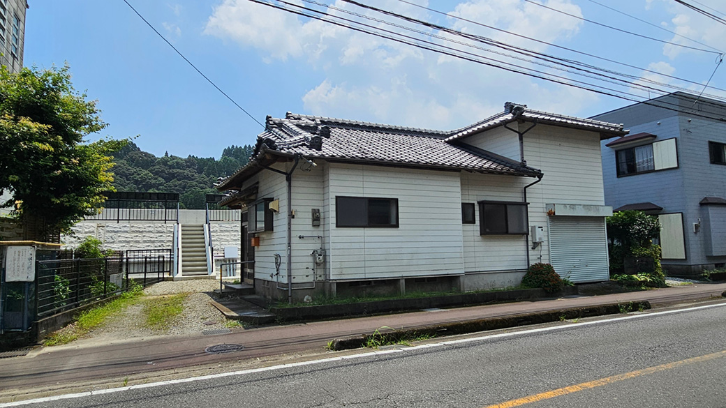 県道側から見ると、住まい・ガレージ・堤防への通路の位置関係がよく分かります。