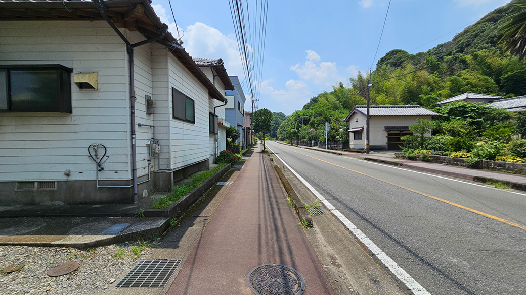 前面は県道。実際の車の流れや出入りの感覚は、現地で確かめたいポイントです。