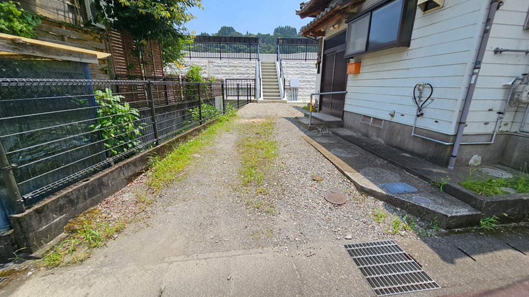 建物脇を奥へ進むと堤防への階段へ。散歩に出る日常の動線がここから始まります。