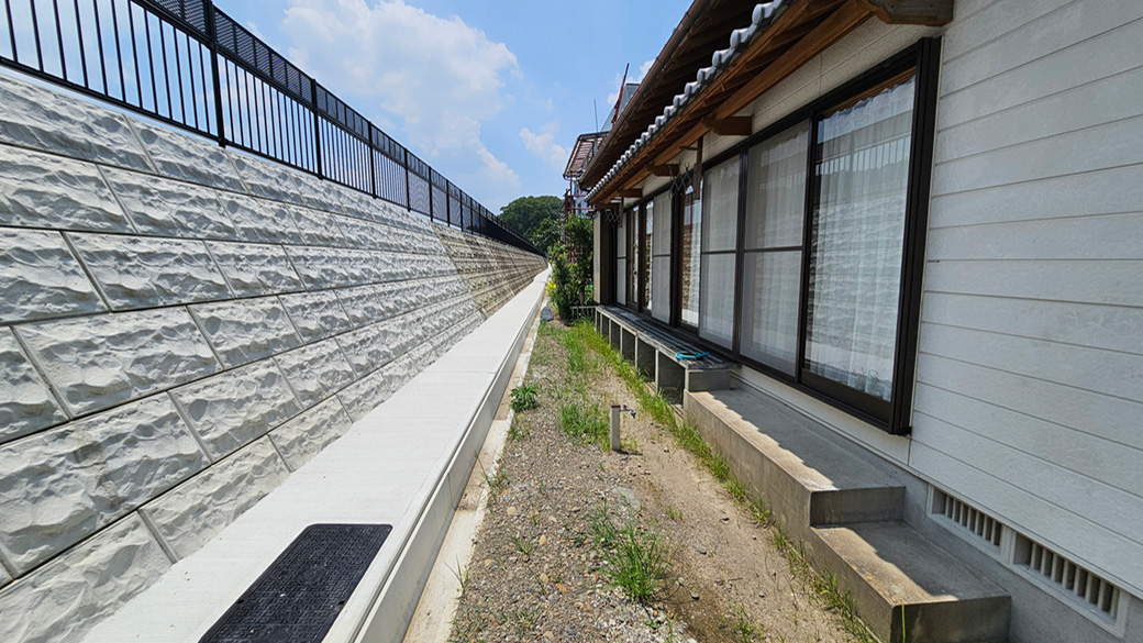 和室側の外周を確認でき、窓と堤防側との実際の距離感が伝わる一枚です。