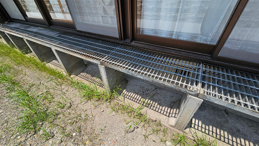 掃き出し窓まわりを近くから確認でき、室内と外部の位置関係を把握できます。