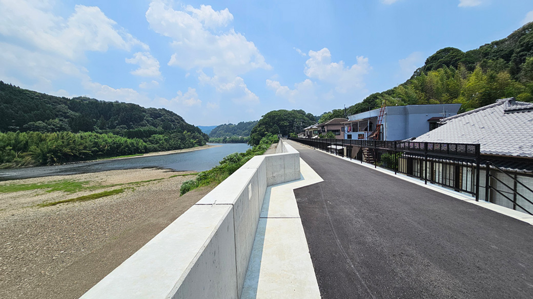 階段の先には川と山の景色。朝夕の散歩を日常に取り入れたくなる場所です。