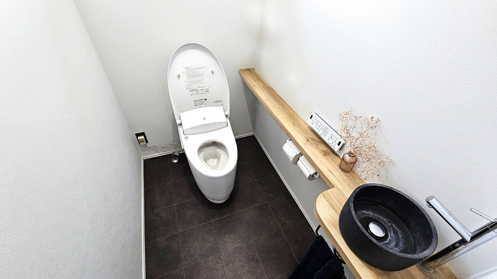 トイレはウォシュレット一体形で、汚れがつきにくい加工と節水機能を備えています。