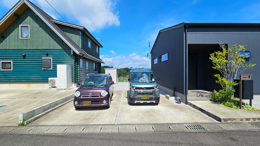 駐車場も広く、並列で駐車することができます。