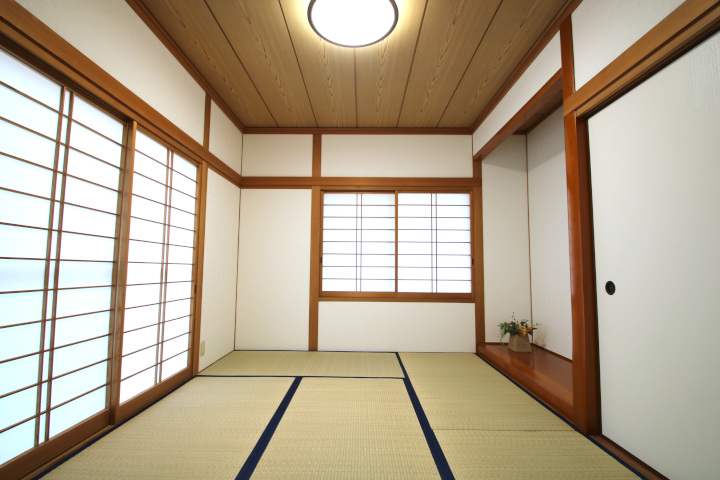 壁に構造の柱が露出している真壁工法、障子も付いており、伝統的な日本建築を部分的に取り入れています。