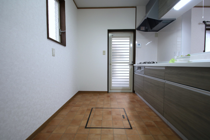 キッチン部分の床は防水性の高いタイル柄のフロアシートを張っています。