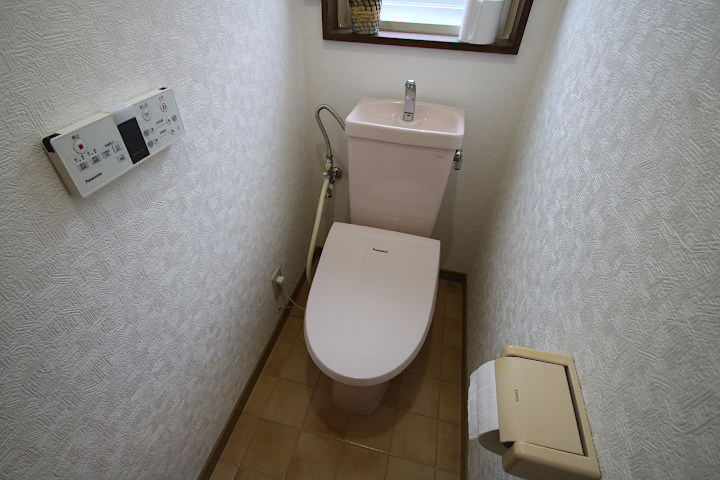 トイレには温水洗浄便座が付いています。