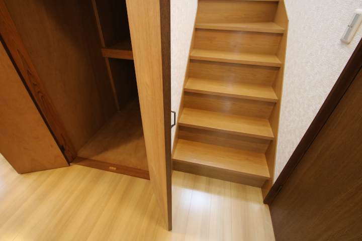 階段は廻り階段になっており、階段下収納も広く取っています。