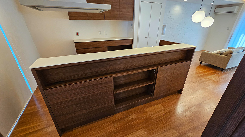 キッチンは対面に収納を設け、カップボードや小物入れに利用可能です。