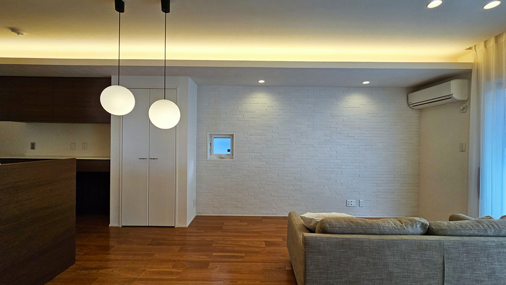 ソフトで和やかな光が部屋全体に広がり、空間に穏やかな雰囲気を生み出す間接照明。