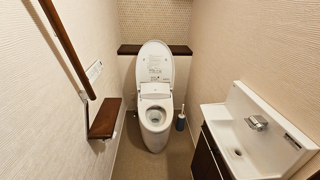 トイレは節水機能も付いた温水便座が設置されており、快適な生活をサポートします。