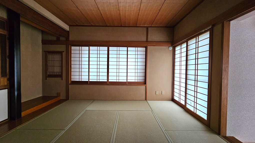 床の間や仏間、押入れも備わっており、伝統的な日本の美を感じます。
