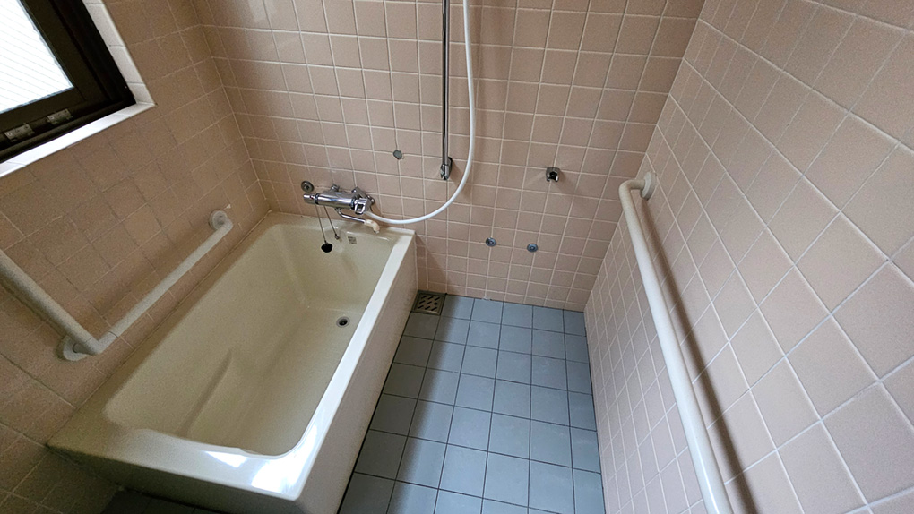 タイル壁の浴室。耐水性や耐火性が高く、非常に耐久性にも優れています。