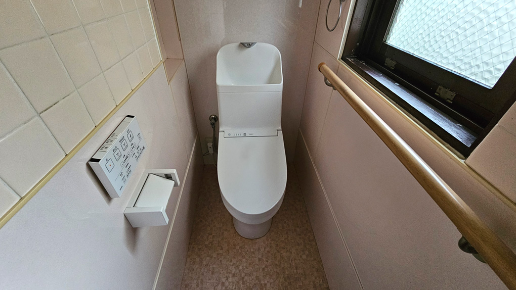 1階のトイレには温水洗浄便座があります。