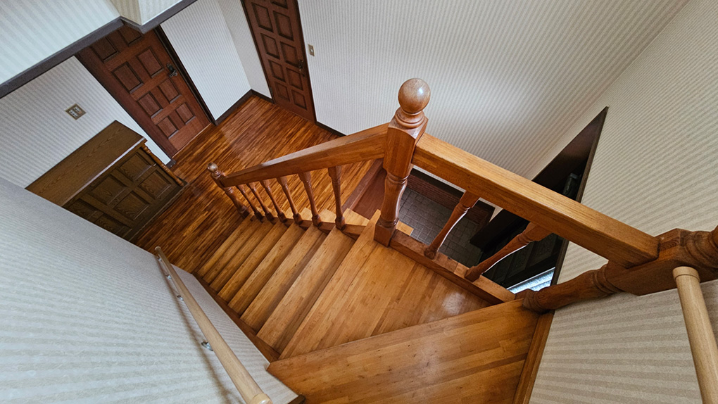 デザイン性があり、手摺や壁に手をかけやすく安全性の高い回り階段。