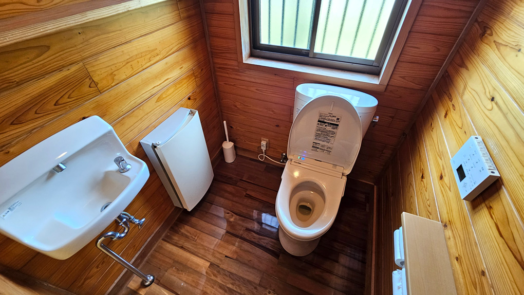 トイレには温水便座が付いており、壁や床も無垢材で仕上げています。