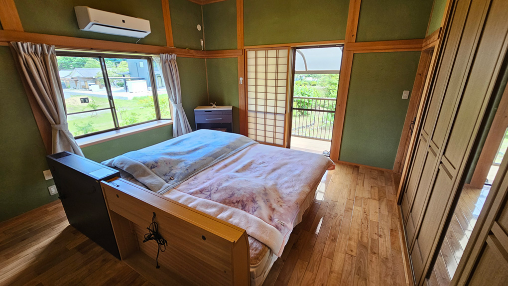 寝室は和洋折衷の内装で、フローリングと真壁、砂壁の組み合わせ。