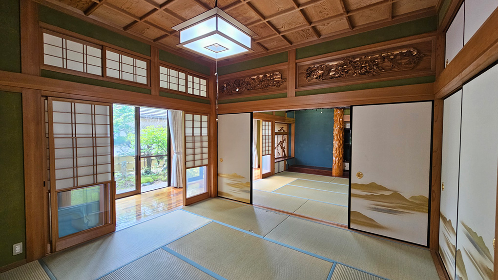和室は8帖2間続きで、南側には日差しがたっぷりと入る広縁を配置しています。