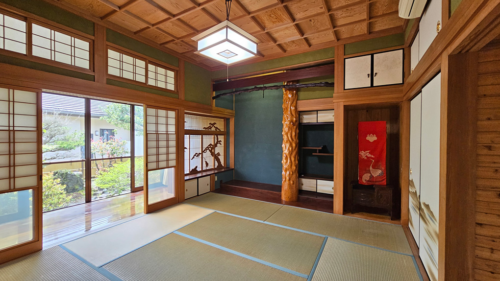 砂壁と柱を見せた真壁工法が美しさを際立て、日本の伝統美が凝縮された空間。