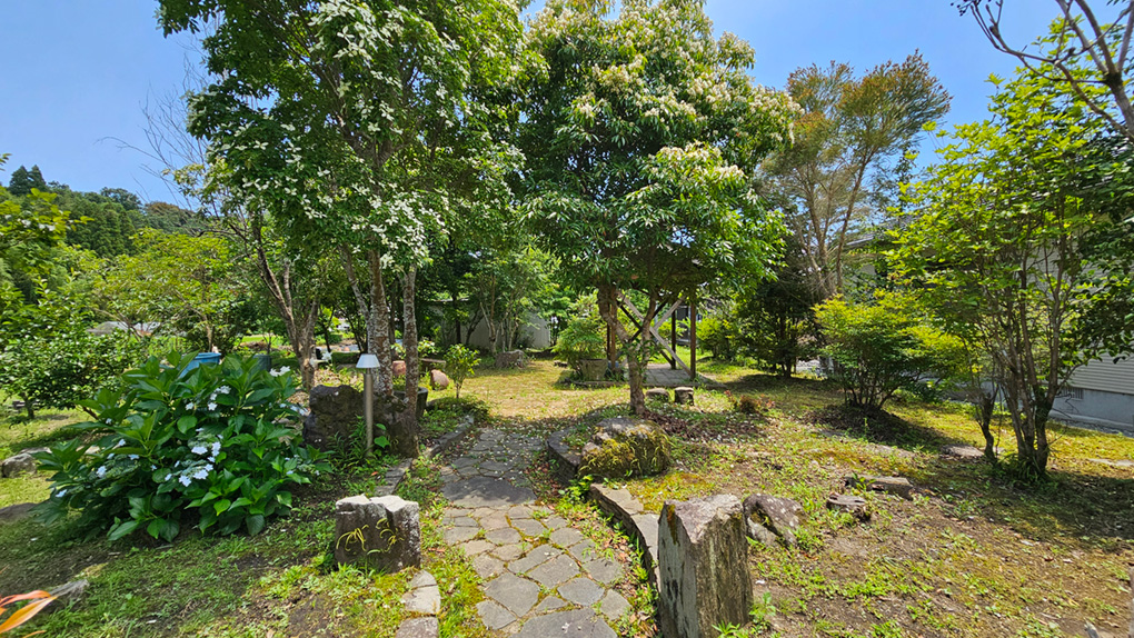 400坪の広大な敷地に広がる大庭園は、訪れる方々に心地よいひとときを提供。