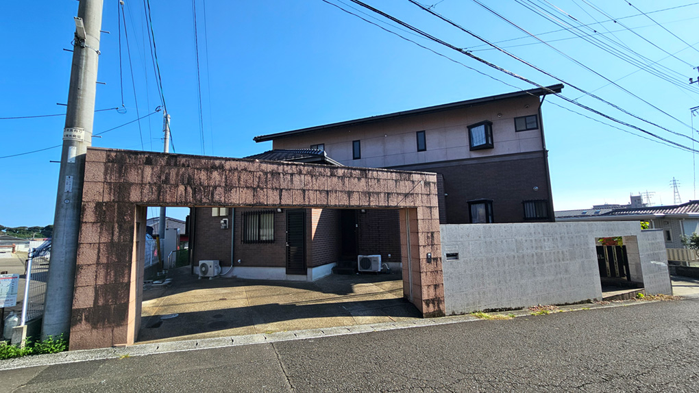 重厚な門構えと堅牢な外観が、ひときわ存在感を放つ堂々とした邸宅です。