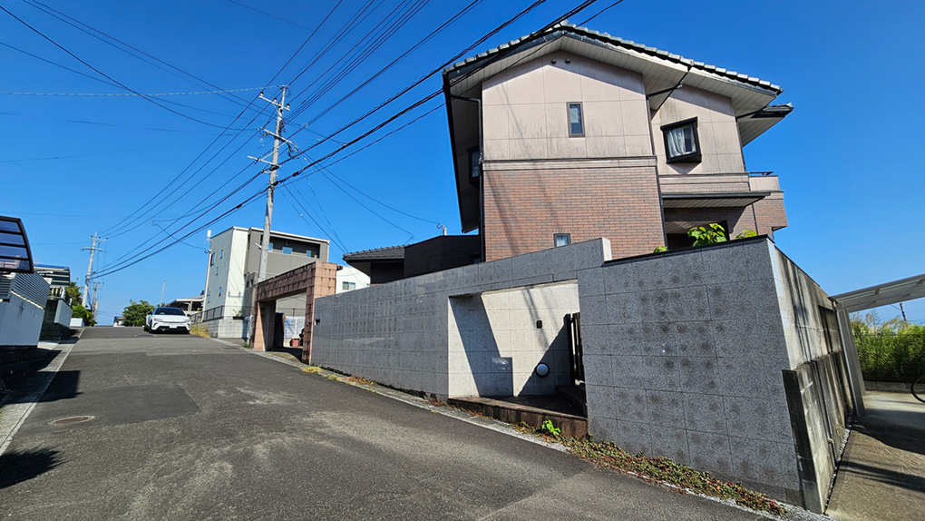 高台ならではの安心感と落ち着いた街並みに包まれた、ゆとりある住環境が魅力です。