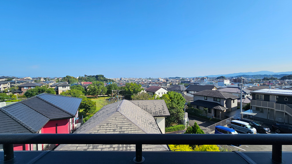 バルコニーからは市街地を一望でき、四季折々の風景を楽しめる開放的な眺望が広がります。