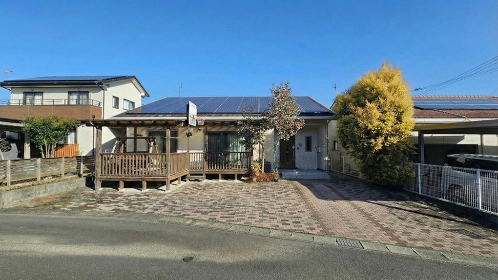 並列3台駐車可能、来客時も安心の広々カースペース