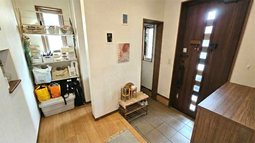 シューズクロークも備え、すっきりと整う明るい玄関ホール空間