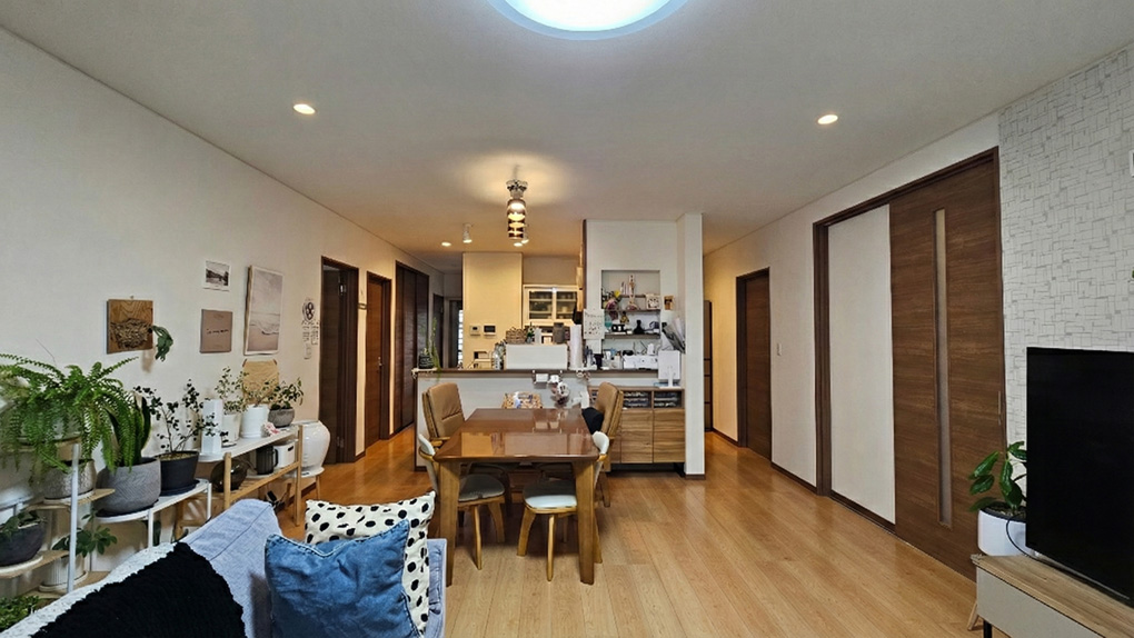 視線が奥へと伸び、開放感を感じるリビング空間