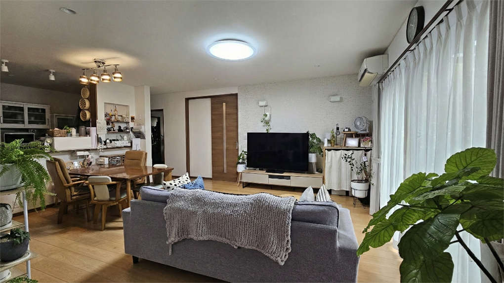 ウッドデッキへとフラットに繋がる開放的な設計