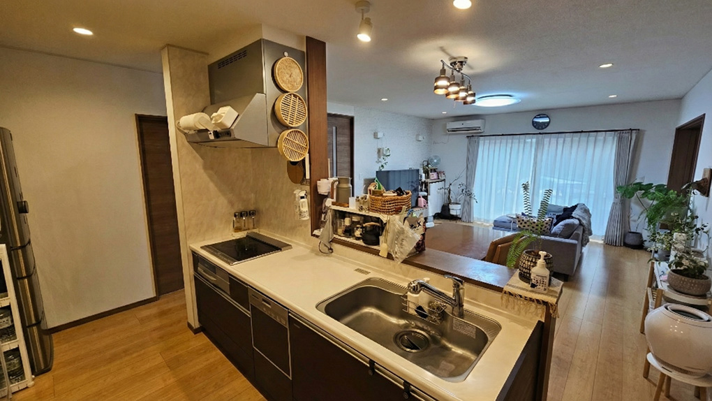 会話が弾むアイランド型のオープンキッチン