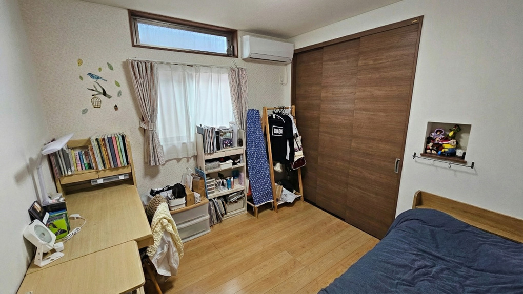 高窓からの採光が心地よい静かな居室