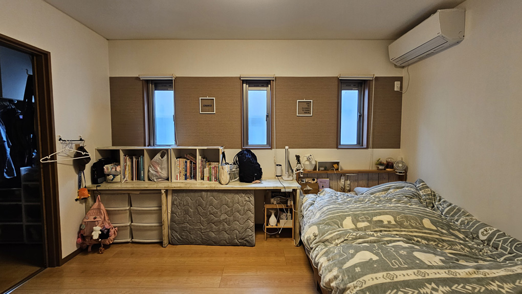 横並びの三連窓が印象的な落ち着きある主寝室