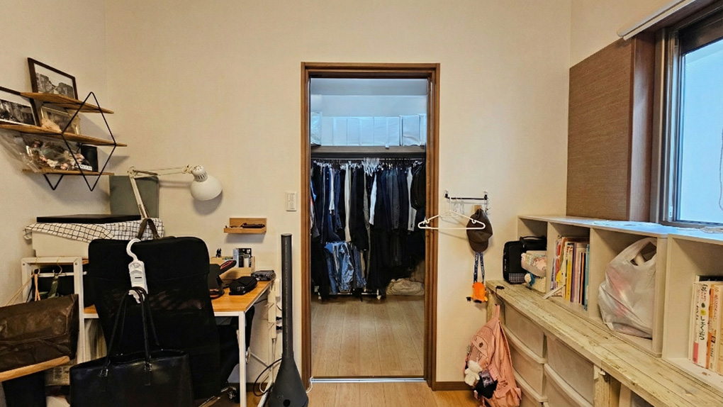 季節物まで収まる、ゆとりある3帖のWIC