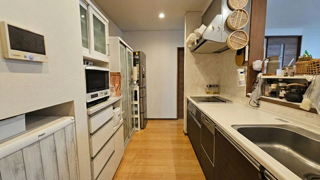 家事効率を高める一直線の機能的キッチンレイアウト