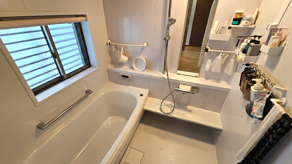 窓付きで換気しやすい清潔感あるユニットバス