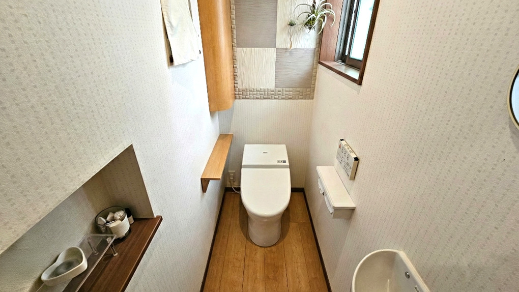 ニッチ収納を備えた落ち着きあるトイレ空間